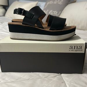 Super cute sandals ! Wore only 3 times ! Comfy